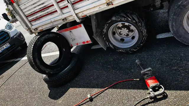 Kamyon lastiği yerinde değişim, bijon tabancası ve söküm