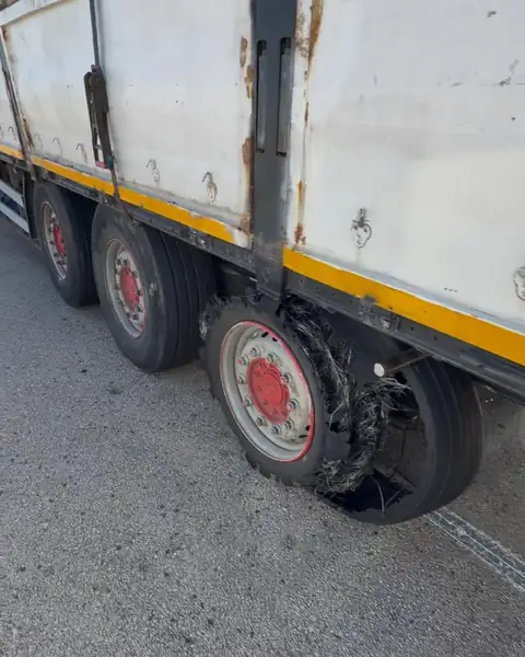 Patlayan tır dorse lastiği