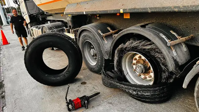Yol kenarında tır ikiz tekerinde lastik tamiri