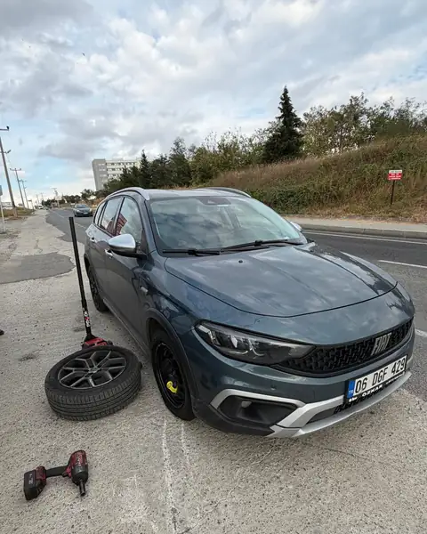 Yol kenarında otomobil lastik değişimi, kriko ve bijon tabancası